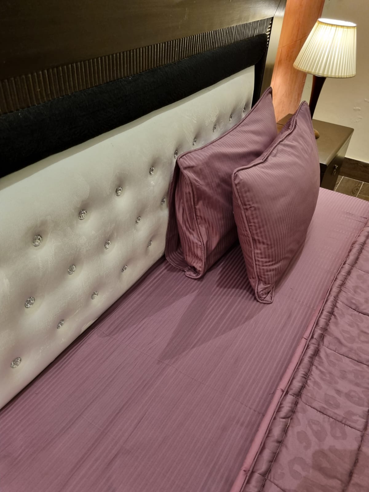 IV522 Luxury Cotton Satin Comforter Set - Light Filling