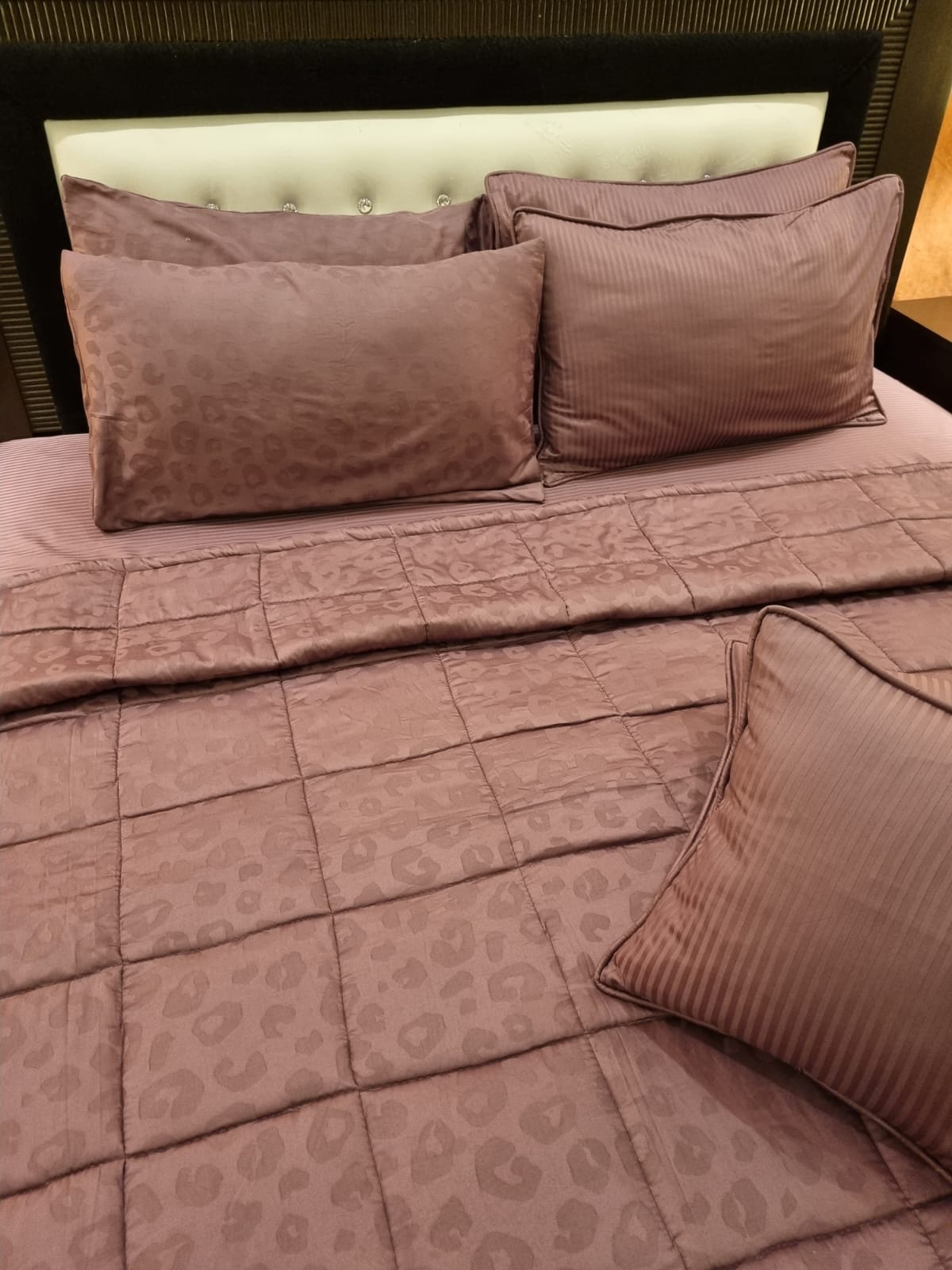 IV522 Luxury Cotton Satin Comforter Set - Light Filling