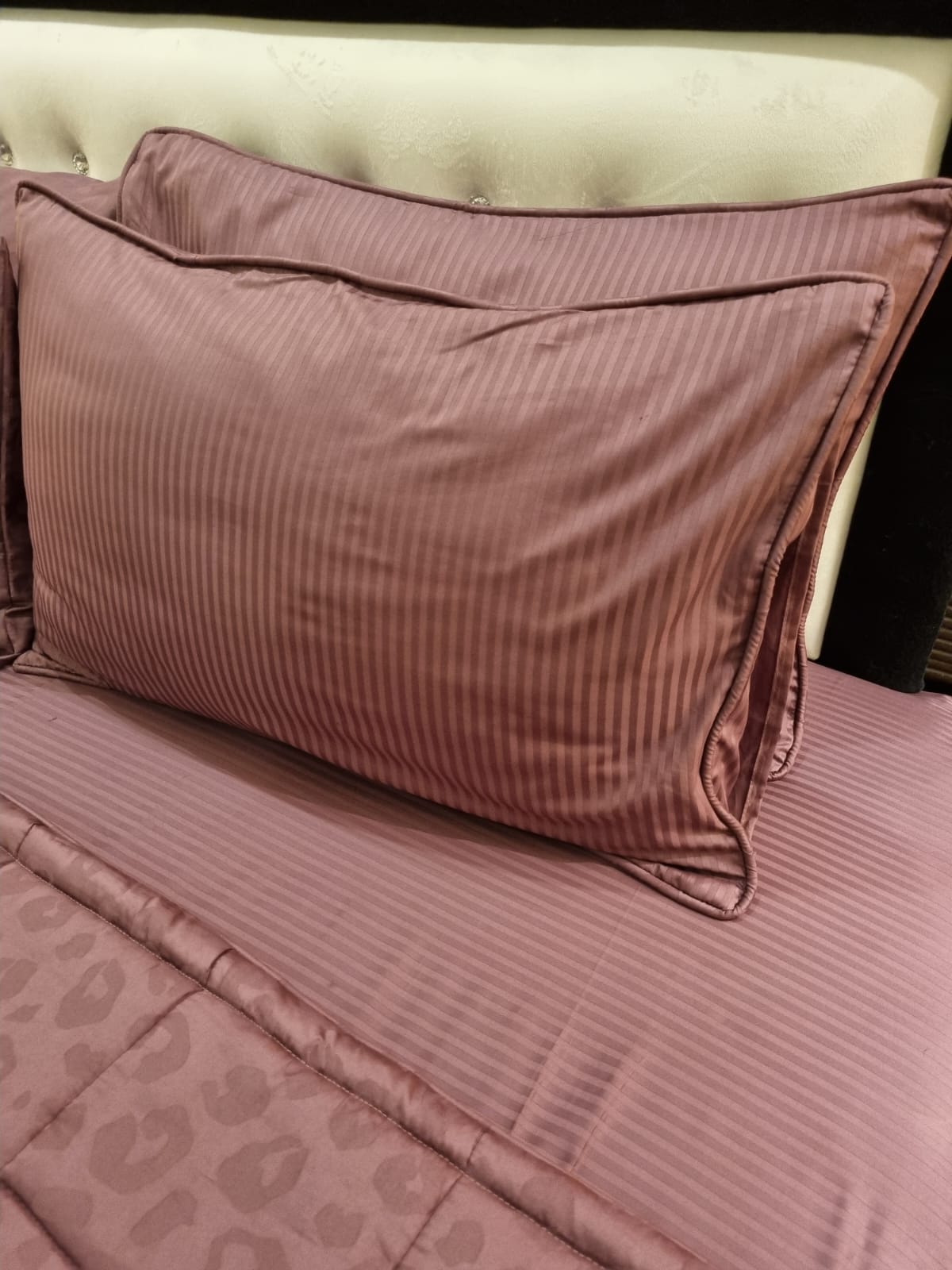 IV522 Luxury Cotton Satin Comforter Set - Light Filling