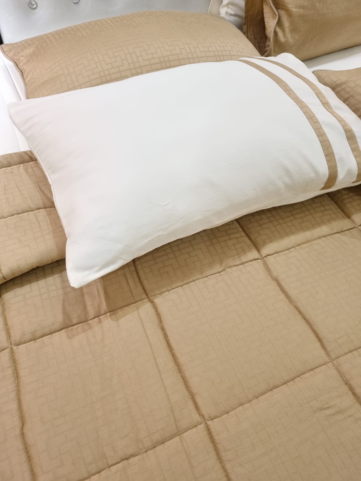 IV503 Luxury Cotton Satin Comforter Set - Light Filling