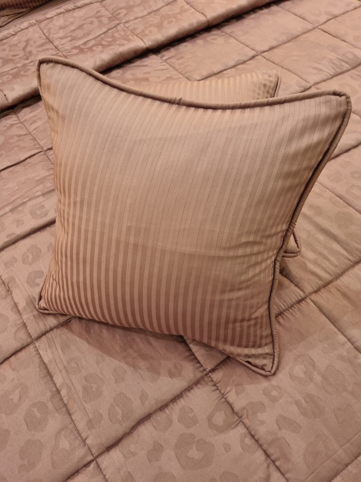 IV522 Luxury Cotton Satin Comforter Set - Light Filling