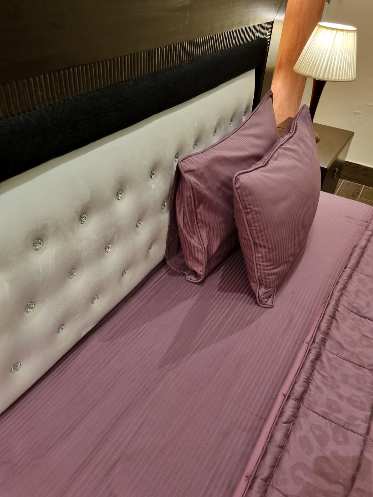 IV522 Luxury Cotton Satin Comforter Set - Light Filling